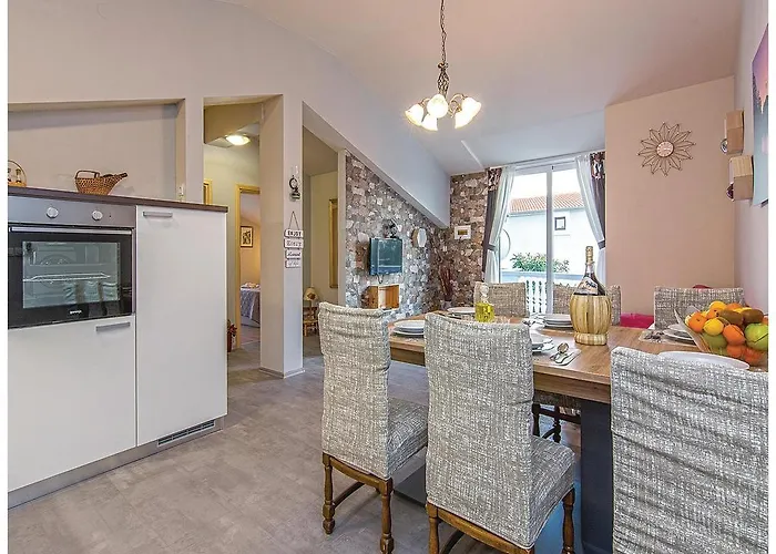 Four-bedroom In Дом отдыха Пакоштане
