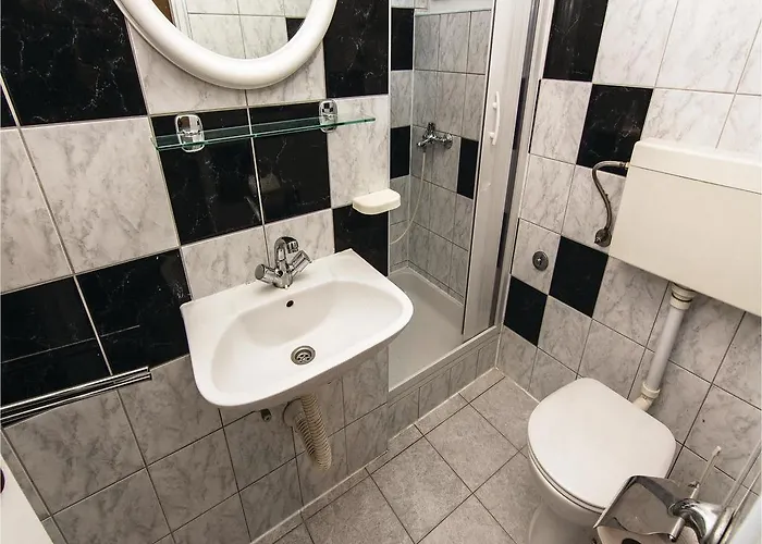 Four-bedroom In Дом отдыха Пакоштане