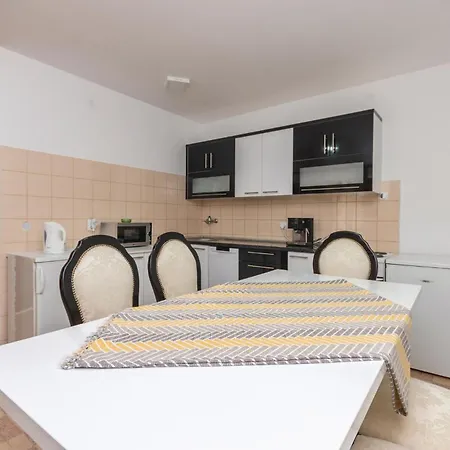Four-bedroom In Prázdninový dům *