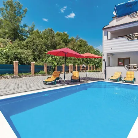 Four-bedroom In Pakoštane