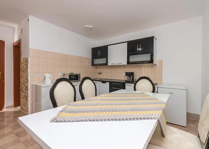Four-bedroom In Vikendica *